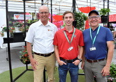 Gé Bentvelzen samen met Patrick Veazie en Brian E. Whipker van de North Carolina State University. Patrick en Brian gebruikte aardbeienplanten uit zaad van ABZ Seeds voor diverse onderzoeken en treffen elkaar hier op de FlowerTrials voor het eerst.
